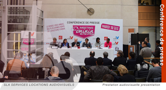 salle_de_reunion_avec_micros_de_conference