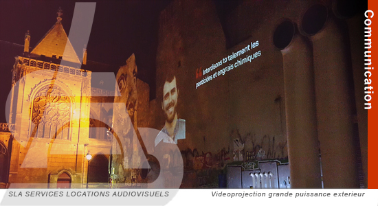 videoprojection_grande_puissance_exterieur_nuit